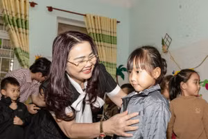 Bà Lê Thị Hương - Giám đốc Sở GD&ĐT tặng áo ấm đến trẻ mầm non các trường miền núi.