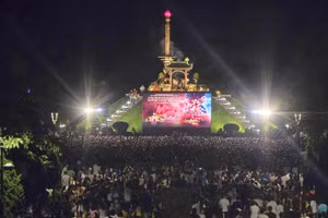 Hàng nghìn người dân ngồi kín khuôn viên Thành cổ Quảng Trị xem phim Mưa đỏ.