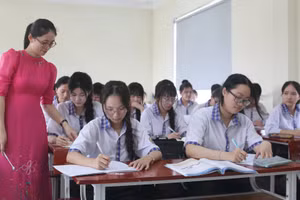 Giáo viên tại Trường THPT Lê Quý Đôn (xã Hoàn Lão, tỉnh Quảng Trị) tăng cường cho học sinh giải các đề thi tham khảo, hệ thống lại kiến thức.