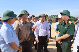 Ông Hoàng Nam, Phó Chủ tịch Thường trực UBND tỉnh Quảng Trị kiểm tra các dự án giao thông trọng điểm.