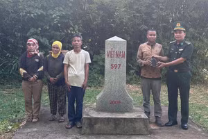 Người dân cung cấp thông tin về vị trí nghi có mộ liệt sĩ bộ đội.