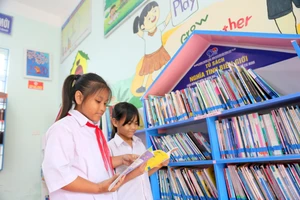 Học sinh Trường Tiểu học và THCS A Ngo (Quảng Trị) say sưa đọc sách ở thư viện.