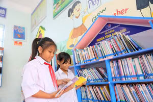 Học sinh Trường Tiểu học và THCS A Ngo (Quảng Trị) say sưa đọc sách ở thư viện.