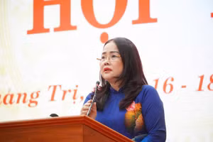 Bà Lê Thị Hương, Giám đốc Sở GD&ĐT Quảng Trị trả lời các nội dung đại biểu quan tâm.