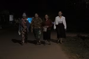 Màn đêm buông xuống, các chị phụ nữ Pa Kô ở xã Lìa, tỉnh Quảng Trị gọi nhau đến lớp học xóa mù chữ.