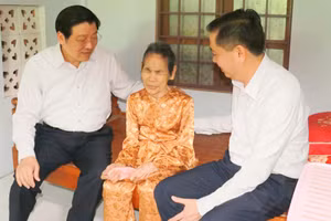 Ông Phan Đình Trạc - Trưởng Ban Nội chính Trung ương thăm gia đình chính sách ở Quảng Trị.