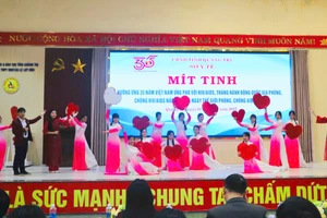 Học sinh Quảng Trị tham gia mít tinh và lan tỏa thông điệp phòng, chống HIV/AIDS.