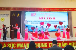 Học sinh Quảng Trị tham gia mít tinh và lan tỏa thông điệp phòng, chống HIV/AIDS.