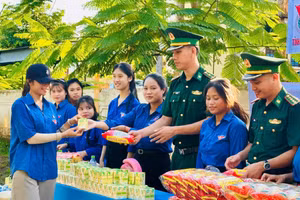 Bộ đội Biên phòng túc trực ở các điểm thi, sẵn sàng hỗ trợ thí sinh. 