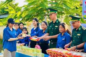 Bộ đội Biên phòng túc trực ở các điểm thi, sẵn sàng hỗ trợ thí sinh.