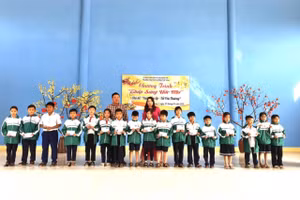 Lãnh đạo nhà trường và đại diện doanh nghiệp trao quà đến học sinh.