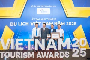 Ông Hồ An Phong - Thứ trưởng Bộ Văn hóa, Thể thao và Du lịch (thứ 2 từ trái sang) trao Giải thưởng Du lịch Việt Nam năm 2025 cho Sản phẩm du lịch sáng tạo “Đường Trường Sơn huyền thoại - Hang Chỉ huy”.