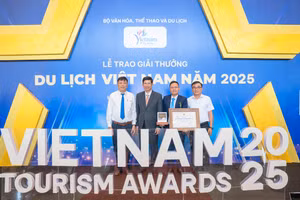 Ông Hồ An Phong - Thứ trưởng Bộ Văn hóa, Thể thao và Du lịch (thứ 2 từ trái sang) trao Giải thưởng Du lịch Việt Nam năm 2025 cho Sản phẩm du lịch sáng tạo “Đường Trường Sơn huyền thoại - Hang Chỉ huy”.