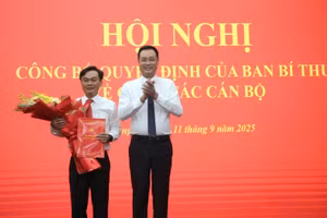 Ông Lê Ngọc Quang, Bí thư Tỉnh ủy Quảng Trị trao quyết định của Ban Bí thư về chỉ định Phó Bí thư Tỉnh ủy.