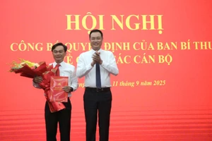 Ông Lê Ngọc Quang, Bí thư Tỉnh ủy Quảng Trị trao quyết định của Ban Bí thư về chỉ định Phó Bí thư Tỉnh ủy.