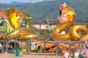 Đôi rắn được hoàn thiện và trưng bày ở công viên vùng biên giới.