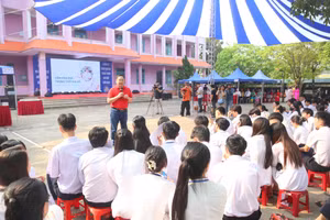 Ngày hội đọc sách ở Trường THPT Lê Lợi thu hút hàng nghìn học sinh.