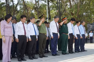 Tổng Bí thư, Chủ tịch nước Tô Lâm và Đoàn công tác Trung ương tưởng niệm các Anh hùng liệt sĩ ở Nghĩa trang liệt sĩ quốc gia Trường Sơn. 