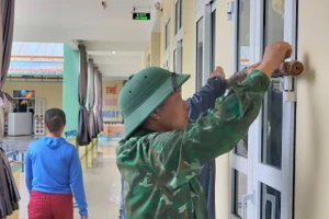 Bộ đội hỗ trợ gia cố công trình trường học.