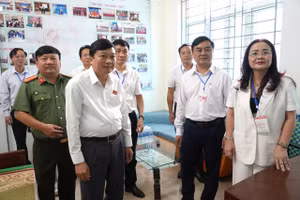 Chủ tịch UBND tỉnh Quảng Trị kiểm tra tại các điểm thi. Ảnh: Sở GD&ĐT Quảng Trị