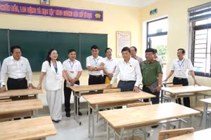 Lãnh đạo UBND tỉnh kiểm tra, chỉ đạo tại các điểm tổ chức thi.
