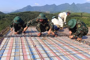Lực lượng quân đội hỗ trợ xây dựng trường nội trú ở Quảng Trị.