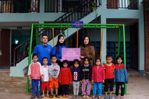 Đại diện Đoàn Thanh niên Công ty TĐQT và cô giáo nhận quà.