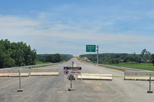 Đặt biển cấm để ngăn phương tiện vào cao tốc khi đang thi công.