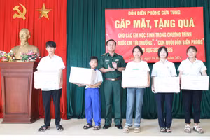 Đại tá Đinh Xuân Hùng, Chính ủy Bộ chỉ huy Bộ đội Biên phòng Quảng Trị tặng quà động viên các học sinh.