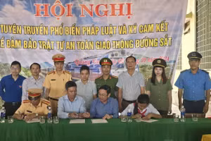 Tổ chức ký cam kết chấp hành pháp luật ATGT đường sắt cho học sinh.