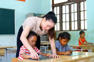 Giáo viên Trường TH&THCS Thượng Hóa, huyện Minh Hóa, tỉnh Quảng Bình đang hướng dẫn cho học sinh từng con số, nét chữ.