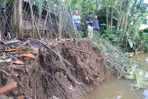 Bờ sông Vĩnh Định bị sạt lở, đe dọa cuộc sống người dân.