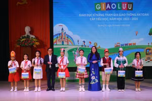 Lãnh đạo Sở GD&ĐT tỉnh Quảng Trị trao quà cho học sinh tham gia hội thi.