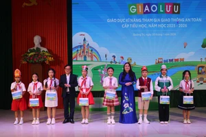 Lãnh đạo Sở GD&ĐT tỉnh Quảng Trị trao quà cho học sinh tham gia hội thi.