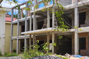 Công trình dãy nhà 3 tầng Trường THPT A Túc thi công dang dở.