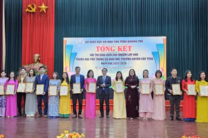 Bà Lê Thị Hương - Giám đốc Sở GD&ĐT và ông Mai Huy Phương - Phó Giám đốc Sở trao chứng nhận cho các giáo viên. 