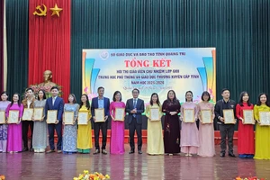 Bà Lê Thị Hương - Giám đốc Sở GD&ĐT và ông Mai Huy Phương - Phó Giám đốc Sở trao chứng nhận cho các giáo viên. 