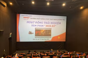 Học sinh Trường phổ thông DTNT THPT Nam Quảng Trị tham gia hoạt động trải nghiệm xem phim Mưa đỏ.