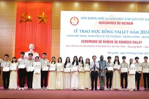 212 suất học bổng Vallet được trao đến những học sinh nghèo vượt khó 3 tỉnh: Quảng Bình, Quảng Trị và Hà Tĩnh.