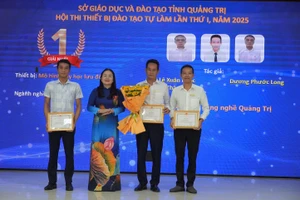 Ban tổ chức trao giải Nhất cho mô hình dạy học lưu động của nhóm tác giả Trường Cao đẳng Nghề Quảng Trị.