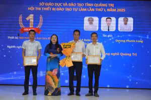 Ban tổ chức trao giải Nhất cho mô hình dạy học lưu động của nhóm tác giả Trường Cao đẳng Nghề Quảng Trị.