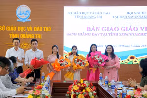 Sở GD&ĐT Quảng Trị bàn giao 4 giáo viên sang Lào giảng dạy tiếng Việt.