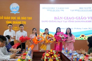 Sở GD&ĐT Quảng Trị bàn giao 4 giáo viên sang Lào giảng dạy tiếng Việt.