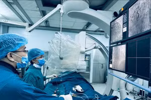 Bác sĩ tại Bệnh viện đa khoa tỉnh Quảng Trị can thiệp động mạch vành cho bệnh nhân.