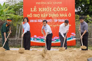 Lãnh đạo tỉnh Quảng Trị thực hiện nghi thức khởi công nhà cho bà Nguyễn Thị Quyết.