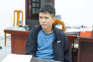 Nghi phạm sát hại chủ tiệm cầm đồ tại cơ quan điều tra.