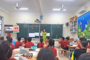 Tiết học ứng dụng công nghệ AI đầy sáng tạo do cô Hà đứng lớp. (Ảnh: NVCC)