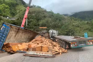 Xe chở gỗ bị lật khiến Quốc lộ 15 ở Quảng Trị bị ách tắc.