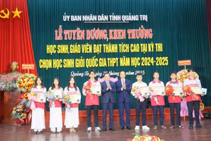 Thứ trưởng Phạm Ngọc Thưởng cùng ông Nguyễn Long Hải, Bí thư Tỉnh ủy Quảng Trị trao Bằng khen của Bộ GD&ĐT cho các học sinh.