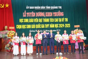 Thứ trưởng Phạm Ngọc Thưởng cùng ông Nguyễn Long Hải, Bí thư Tỉnh ủy Quảng Trị trao Bằng khen của Bộ GD&ĐT cho các học sinh.